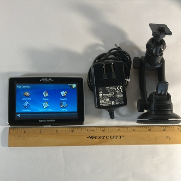 Magellan Road Mate 1440 GPS with Charger and Dashboard Mount - Picture 4 of 8